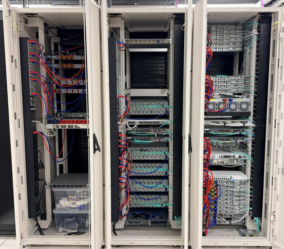 Racks propios de GINERNET con servidores y cableado de red en el datacenter Digital Realty de Madrid